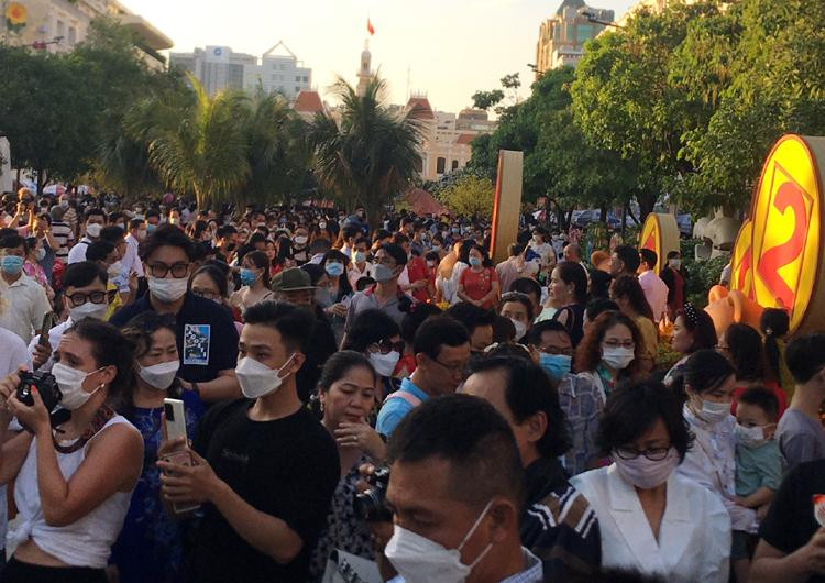 Ghi nhận của phóng viên trong chiều ngày 2/2, rất nhiều gia đình đã đổ về đường hoa Nguyễn Huệ để tham quan, du Xuân. Càng về tối, lượng người đổ về đây mỗi lúc một đông, tuyến đường Tôn Đức Thắng đã xảy ra tình trạng ùn tắc.