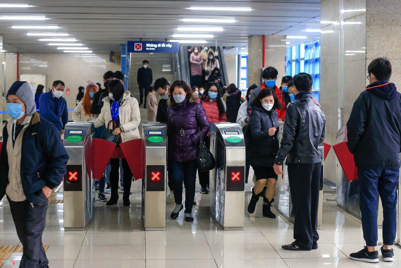 Gần trưa, lượng người tới đi tàu đông đúc hơn. Hanoi Metro dự kiến lượng người đi lại, trải nghiệm tàu điện Cát Linh - Hà Đông có thể tăng cao trong những ngày nghỉ Tết Âm lịch. Trước đó, doanh nghiệp đã ghi nhận lượng hành khách tăng gấp rưỡi trong 3 ngày nghỉ Tết Dương lịch 2022.