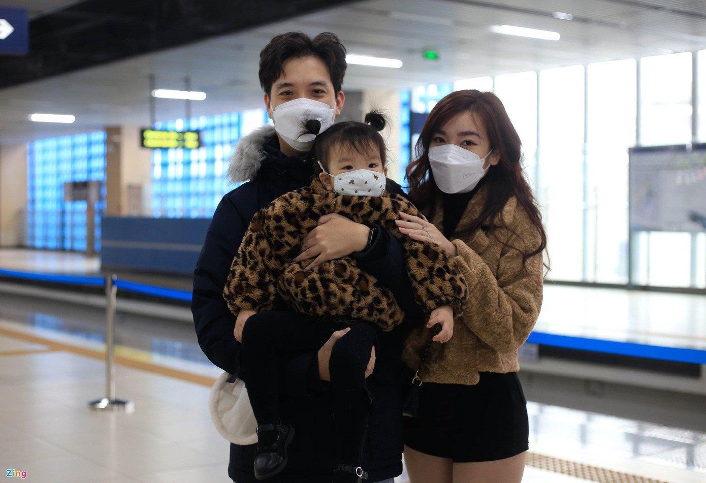 Đây cũng là lần đầu tiên gia đình anh Tuấn (ngụ Thanh Xuân) đi tàu điện: "Năm nay dịch bệnh, chúng tôi hạn chế việc sang nhà người thân chúc Tết, không đi du lịch đầu năm. Cả nhà quyết định trải nghiệm đi tàu điện. Vừa ấm áp, lại nhanh gọn", anh chia sẻ.