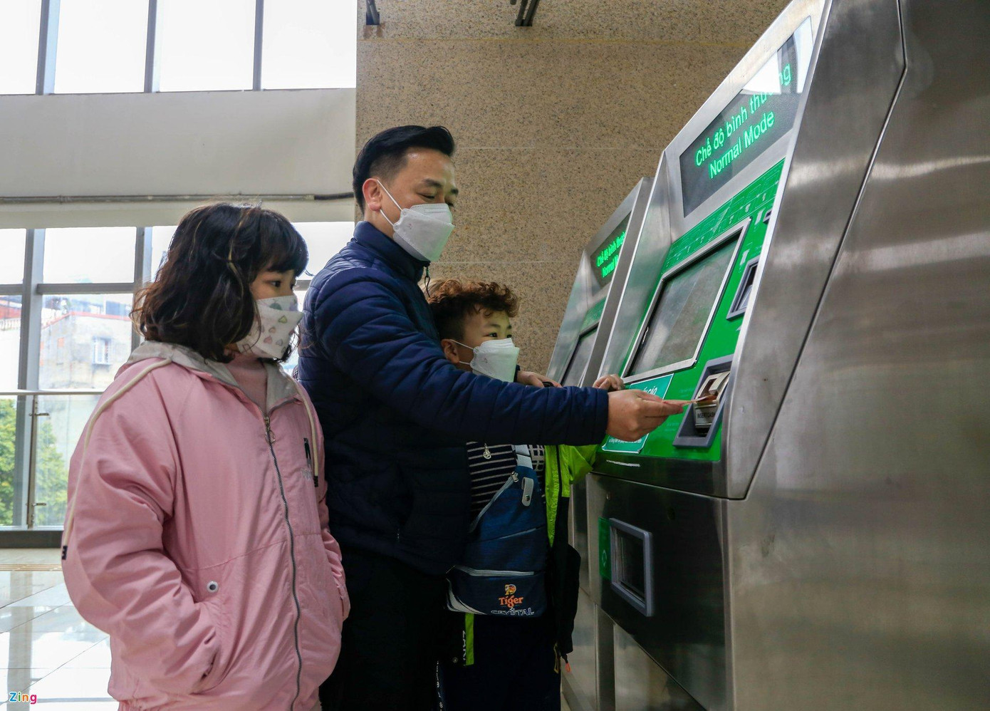 Nhiều gia đình chọn cách mua vé tự động, vừa thuận tiện vừa tránh cảnh xếp hàng đợi lâu. Anh Long (39 tuổi) cùng hai con đi từ nhà ở Nhật Tân, gửi xe tại ga Cát Linh, sau đó đến nhà bà nội ở Yên Nghĩa. “Đây là lần đầu ba bố con trải nghiệm đi tàu về bà nội ăn Tết, hai con cảm thấy rất hào hứng. Thời tiết lạnh như thế này, đi tàu rất hợp lý, tiết kiệm", anh cho biết.