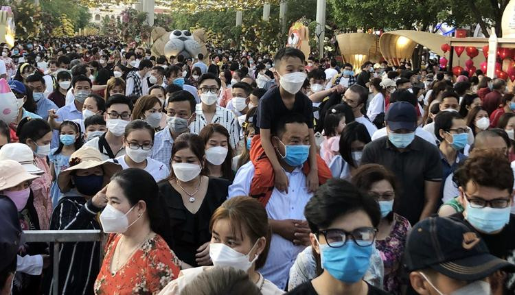 Anh Nhất Hoàng (ngụ thành phố Thủ Đức) chia sẻ: “Năm nay, gia đình tôi không về quê, vì vậy tôi đưa vợ con đi du xuân, tham quan chụp ảnh ở đường hoa. Dù đông nhưng hầu hết mọi người đều đeo khẩu trang nên cũng yên tâm”.