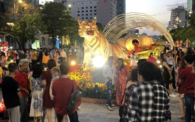 Càng về đêm, lượng người đổ về đường hoa Nguyễn Huệ càng đông.