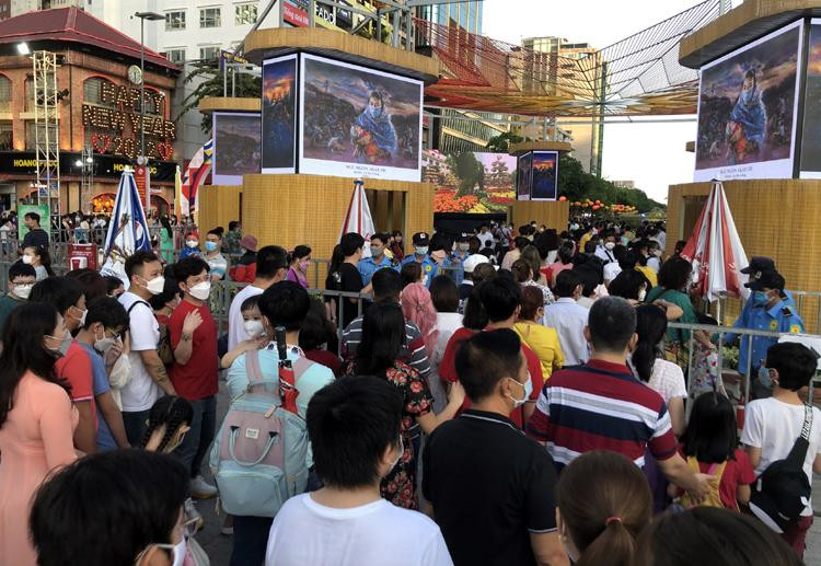 Đông đảo người dân đổ về đường hoa Nguyễn Huệ du Xuân đầu năm mới.