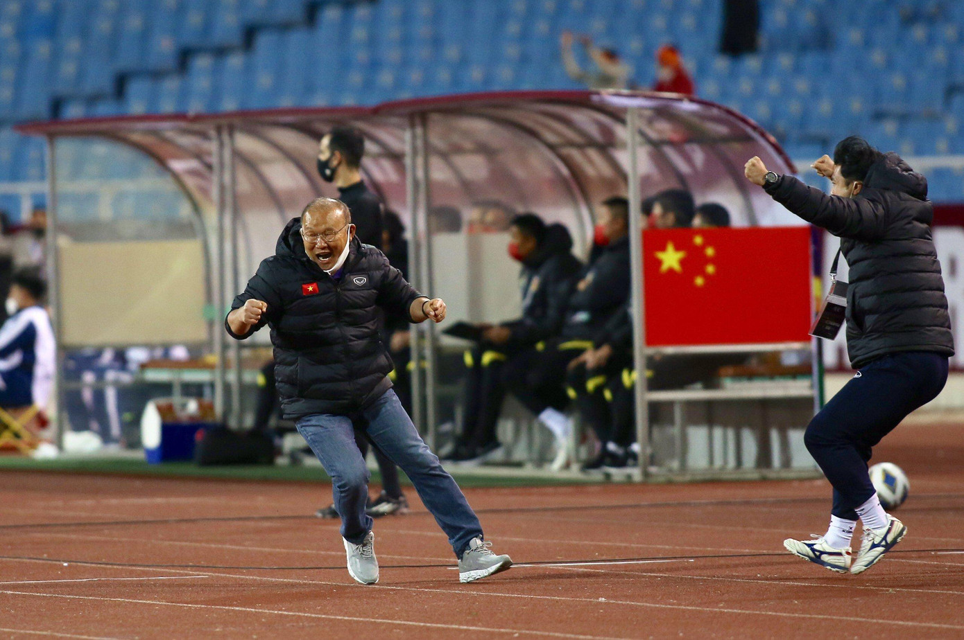 HLV Park ăn mừng trong trận thắng 3-1 của tuyển Việt Nam trước Trung Quốc tối 1/2 (mùng một Tết Nhâm Dần). Ảnh: Hoàng Mai.