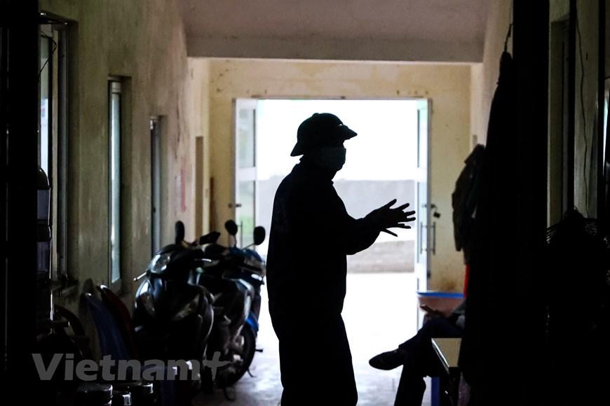 Hơn 26 năm gắn bó với công việc làm 'bảo mẫu' cho những chú hổ, anh Nguyễn Quang Phúc (52 tuổi) chia sẻ lịch làm việc của anh em trong đội bắt đầu từ 7h30 đến 16h30. Công việc cụ thể là dọn vệ sinh chuồng trại, cho ăn. (Ảnh: Minh Sơn/Vietnam+) Hơn 26 năm gắn bó với công việc làm 'bảo mẫu' cho những chú hổ, anh Nguyễn Quang Phúc (52 tuổi) chia sẻ lịch làm việc của anh em trong đội bắt đầu từ 7h30 đến 16h30. Công việc cụ thể là dọn vệ sinh chuồng trại, cho ăn. (Ảnh: Minh Sơn/Vietnam+)