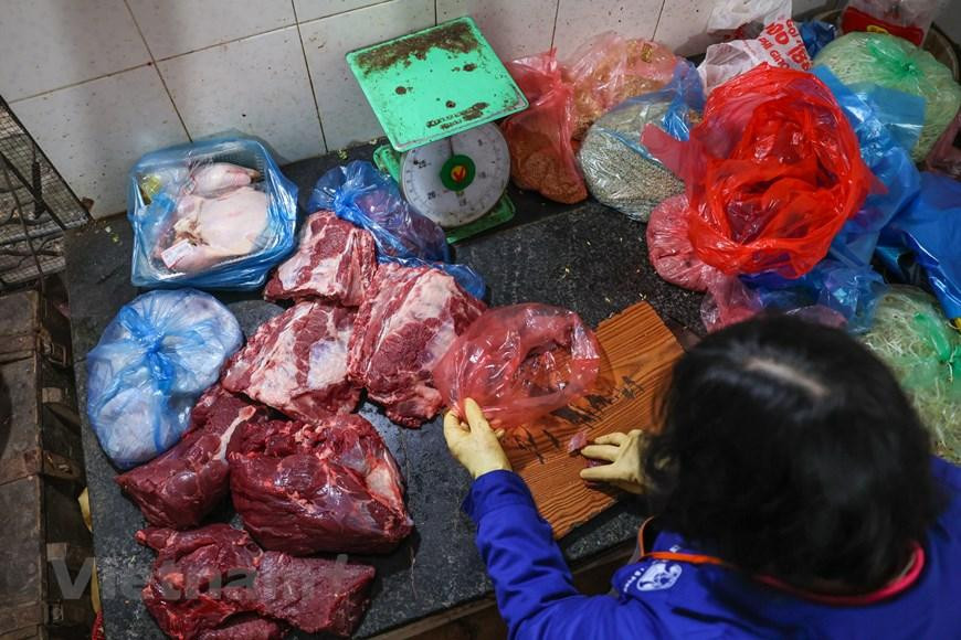 Khoảng 9 giờ 30, các cán bộ lại lựa chọn thịt bò tươi và xương trong những chiếc rổ rồi tỉ mẩn cân theo khẩu phần. (Ảnh: Minh Sơn/Vietnam+) Khoảng 9 giờ 30, các cán bộ lại lựa chọn thịt bò tươi và xương trong những chiếc rổ rồi tỉ mẩn cân theo khẩu phần. (Ảnh: Minh Sơn/Vietnam+)