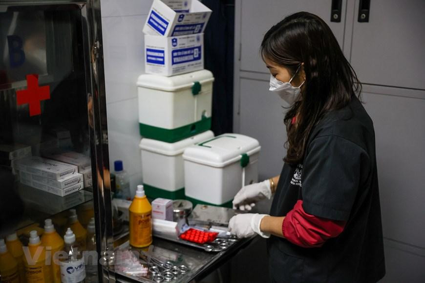 Tuy nhiên sau hơn 10 năm gắn bó tại đây, chị Hà lại cảm thấy thân thuộc, tình cảm dành cho những chú hổ ngày càng nhiều. Ngày nào cũng phải nhìn thấy những chú hổ khỏe mạnh chị mới yên tâm. (Ảnh: Minh Sơn/Vietnam+) Tuy nhiên sau hơn 10 năm gắn bó tại đây, chị Hà lại cảm thấy thân thuộc, tình cảm dành cho những chú hổ ngày càng nhiều. Ngày nào cũng phải nhìn thấy những chú hổ khỏe mạnh chị mới yên tâm. (Ảnh: Minh Sơn/Vietnam+)