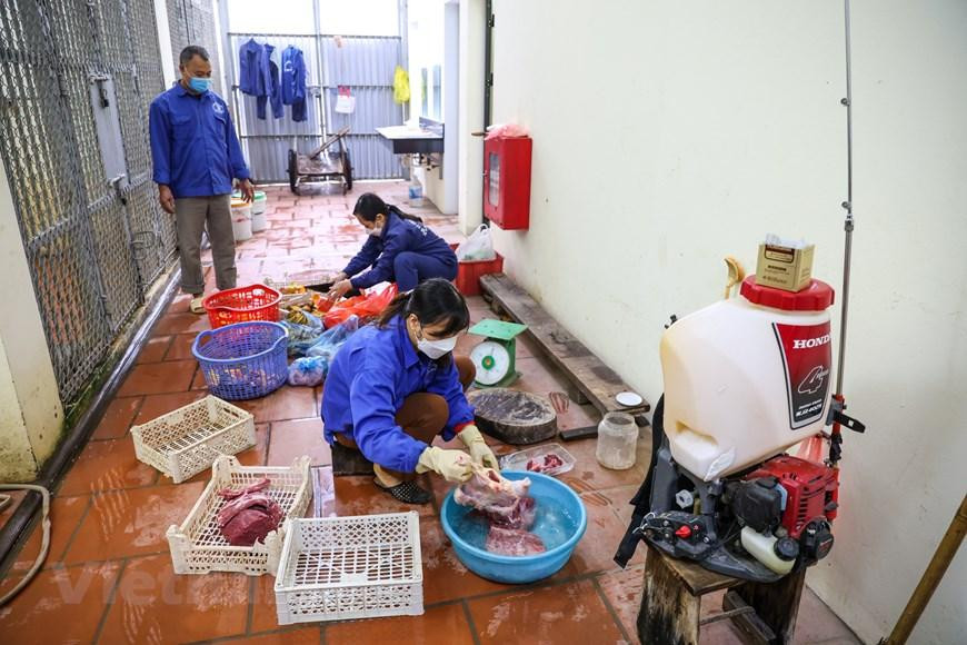 Việc chuẩn bị thức ăn cho những chú hổ rất kỳ công. (Ảnh: Minh Sơn/Vietnam+) Việc chuẩn bị thức ăn cho những chú hổ rất kỳ công. (Ảnh: Minh Sơn/Vietnam+)