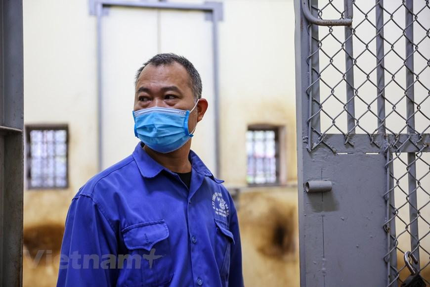 Đều đặn 7h30 mỗi ngày, anh Nguyễn Quang Phúc - Tổ trưởng Tổ Thú dữ thuộc Công ty Trách nhiệm hữu hạn Một thành viên Vườn thú Hà Nội lại có mặt tại chuồng nuôi hổ để cùng những công nhân khác bắt đầu cho ngày làm việc của mình. (Ảnh: Minh Sơn/Vietnam+) Đều đặn 7h30 mỗi ngày, anh Nguyễn Quang Phúc - Tổ trưởng Tổ Thú dữ thuộc Công ty Trách nhiệm hữu hạn Một thành viên Vườn thú Hà Nội lại có mặt tại chuồng nuôi hổ để cùng những công nhân khác bắt đầu cho ngày làm việc của mình. (Ảnh: Minh Sơn/Vietnam+)