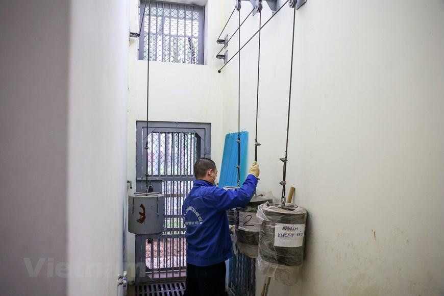 Mỗi chuồng hổ ở đây được bố trí thành 2 khu vực riêng biệt, cách nhau bằng bức tường bêtông có cửa sắt. Cánh cửa này được thiết kế rất nặng nên các thành viên trong tổ phải huy động 2-3 người kéo bằng hệ thống tời. (Ảnh: Minh Sơn/Vietnam+) Mỗi chuồng hổ ở đây được bố trí thành 2 khu vực riêng biệt, cách nhau bằng bức tường bêtông có cửa sắt. Cánh cửa này được thiết kế rất nặng nên các thành viên trong tổ phải huy động 2-3 người kéo bằng hệ thống tời. (Ảnh: Minh Sơn/Vietnam+)