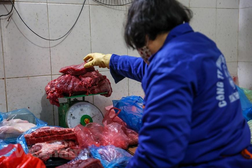 Thông thường tiêu chuẩn dành cho mỗi cá thể hổ là 5kg thịt và 1kg sườn. (Ảnh: Minh Sơn/Vietnam+) Thông thường tiêu chuẩn dành cho mỗi cá thể hổ là 5kg thịt và 1kg sườn. (Ảnh: Minh Sơn/Vietnam+)