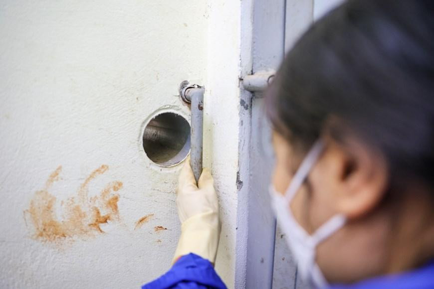 Hàng ngày, tổ chia ca dọn vệ sinh 'buồng' ngủ sau khi lùa hổ ra khu trước. Nhân viên phải khóa cửa cẩn thận trước khi dọn rửa. (Ảnh: Minh Sơn/Vietnam+) Hàng ngày, tổ chia ca dọn vệ sinh 'buồng' ngủ sau khi lùa hổ ra khu trước. Nhân viên phải khóa cửa cẩn thận trước khi dọn rửa. (Ảnh: Minh Sơn/Vietnam+)