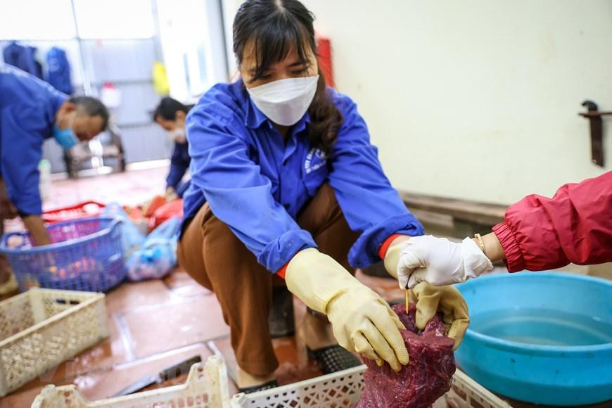 Ngoài thức ăn như thịt bò, sườn... những chú hổ còn được các cán bộ tại đây bổ sung thêm vitamin cho mỗi khẩu phần ăn để đảm bảo sức khỏe. (Ảnh: Minh Sơn/Vietnam+) Ngoài thức ăn như thịt bò, sườn... những chú hổ còn được các cán bộ tại đây bổ sung thêm vitamin cho mỗi khẩu phần ăn để đảm bảo sức khỏe. (Ảnh: Minh Sơn/Vietnam+)