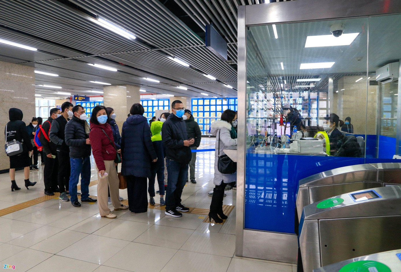 Theo ghi nhận, khá đông người chọn tàu điện để di chuyển, trải nghiệm trong Tết Nhâm Dần. Những ngày nghỉ lễ, tuyến tàu điện vẫn hoạt động, mùng 1 bắt đầu từ 9h, mùng 2 từ 8h30, mùng 3 từ 6h30, mùng 4 từ 6h. Từ ngày mùng 5, thời gian mở tuyến được thực hiện bình thường, từ 5h30. Giá vé cũng không thay đổi, mỗi chiều đi - về từ 7.000 đồng đến 15.000 đồng.