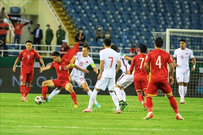 Đội trưởng Hùng Dũng (8) tả xung hữu đột trước sự đeo bám quyết liệt của hậu vệ đội tuyển Trung Quốc. Ảnh: Tuấn Anh/TTXVN Đội trưởng Hùng Dũng (8) tả xung hữu đột trước sự đeo bám quyết liệt của hậu vệ đội tuyển Trung Quốc. Ảnh: Tuấn Anh/TTXVN