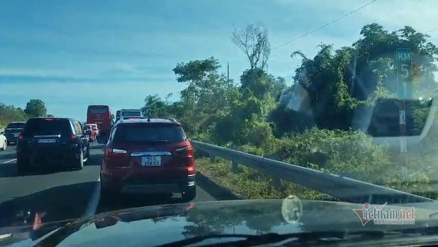 Theo ghi nhận của PV, từ sáng sớm 2/2 (mùng 2 Tết) tuyến đường cao tốc TP.HCM - Long Thành - Dầu Giây theo hướng TP.HCM đi Đồng Nai đã xảy ra tình trạng ùn ứ giao thông.