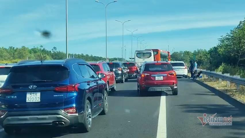 Kẹt xe nên một số người rời phương tiện, đi lại 'dạo mát' trên cao tốc