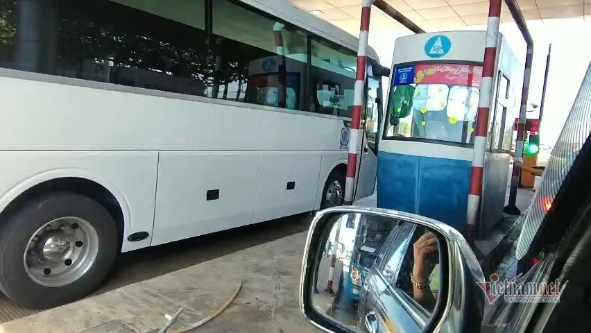 Nhân viên trạm thu phí tiến hành thu phí thủ công, bất chấp xe cộ đang ùn tắc kéo dài