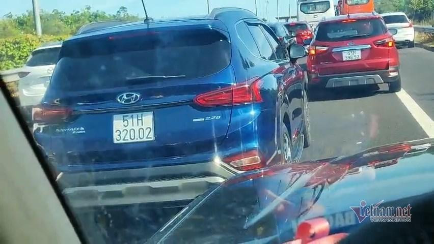 Ô tô 'bò' trên cao tốc, di chuyển rất khó khăn