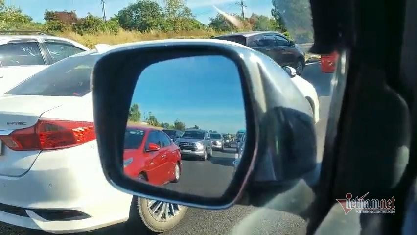 Hàng nghìn phương tiện nối dài trên cao tốc