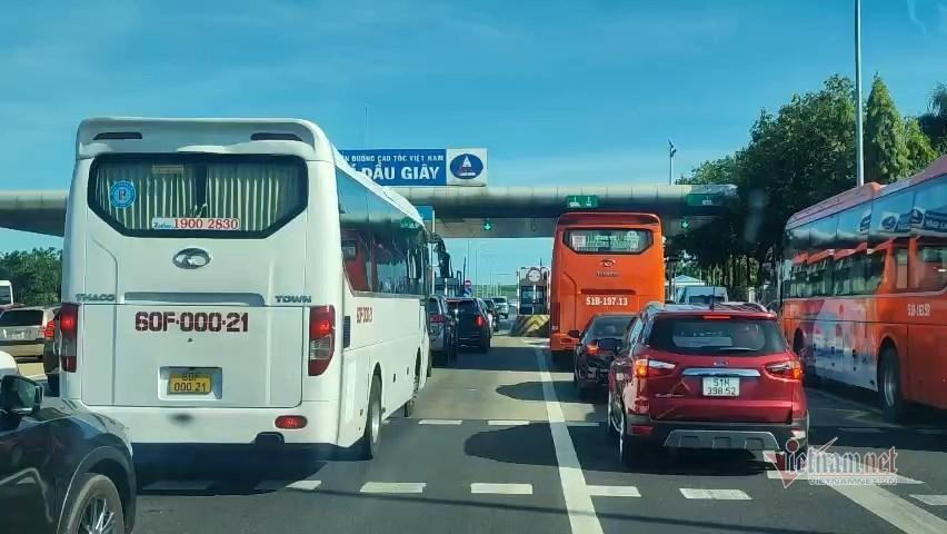 Trước trạm thu phí Long Phước, xe cộ xếp kín.