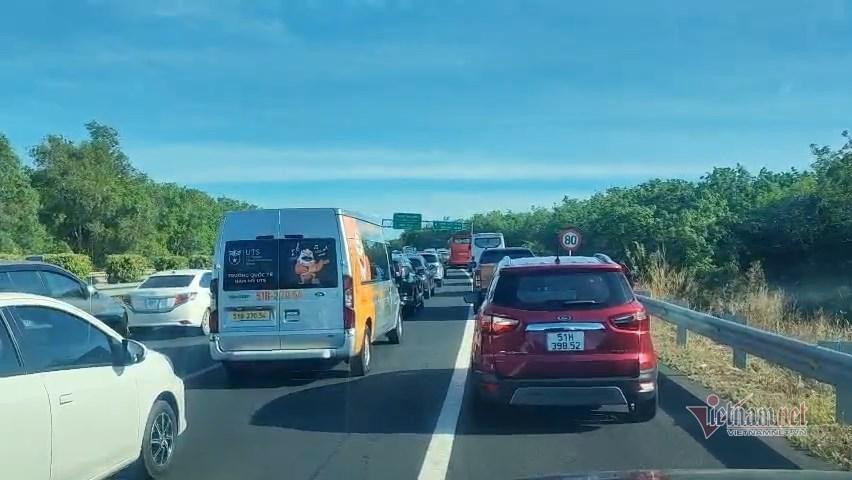 Làn đường khẩn cấp của cao tốc cũng tê liệt