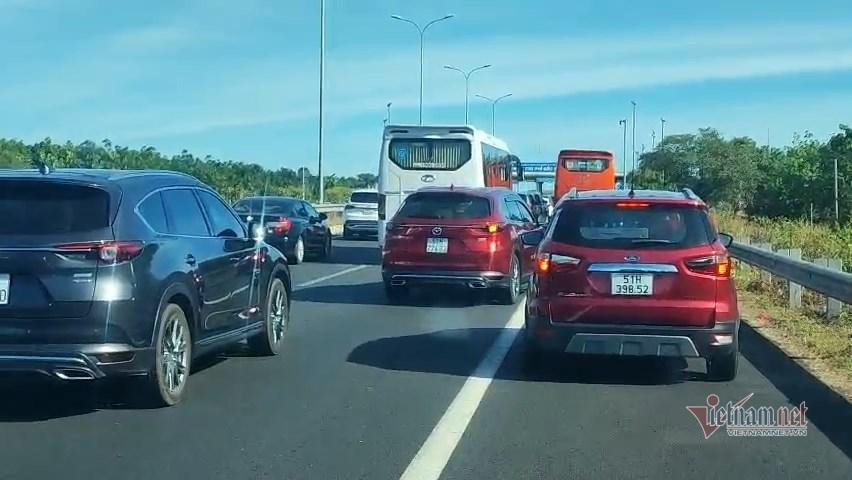 Mùng 2 Tết Nhâm Dần 2022, tuyến cao tốc TP.HCM - Long Thành - Dầu Giây xảy ra ùn tắc.