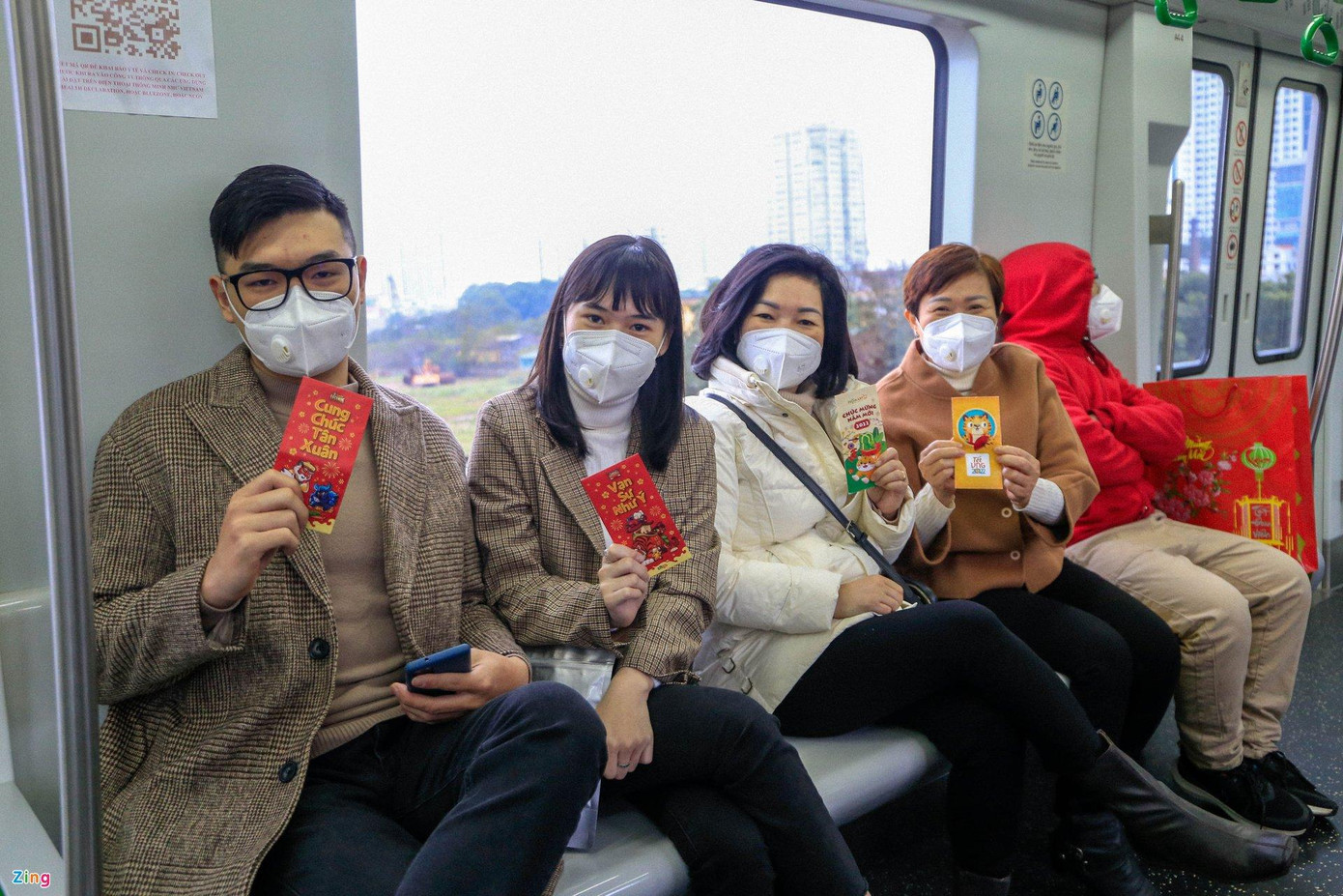 Hải Yến (17 tuổi, sống tại TP.HCM) ra Hà Nội ăn Tết cùng mẹ và anh trai. “Tôi chưa được trải nghiệm đi tàu trên cao nên tranh thủ Tết rủ gia đình cùng đi. Trong những ngày Hà Nội lạnh 12 độ C, đi xe máy sẽ rất lạnh, di chuyển bằng ôtô lại dễ gặp cảnh tắc đường. Chúng tôi chỉ đi ngắm cảnh, sau đó trở về nhà người thân ăn bữa cơm đầu năm”, Yến kể.