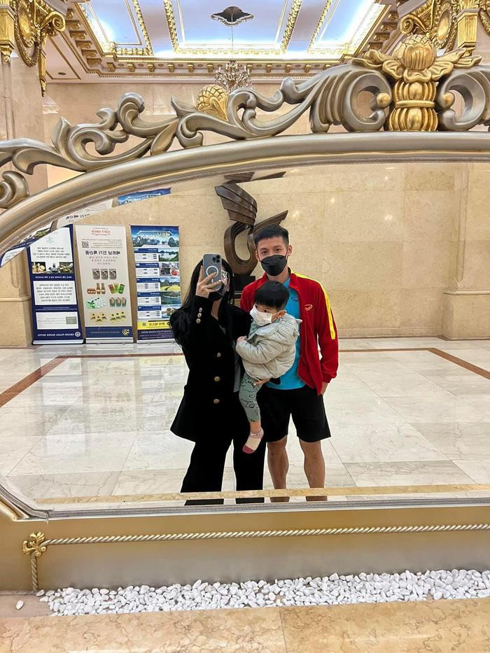 Đỗ Hùng Dũng được vợ con đón tại khách sạn