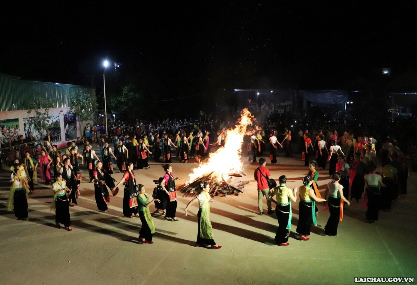 Đêm xoè Thái trong khuôn khổ lễ hội.