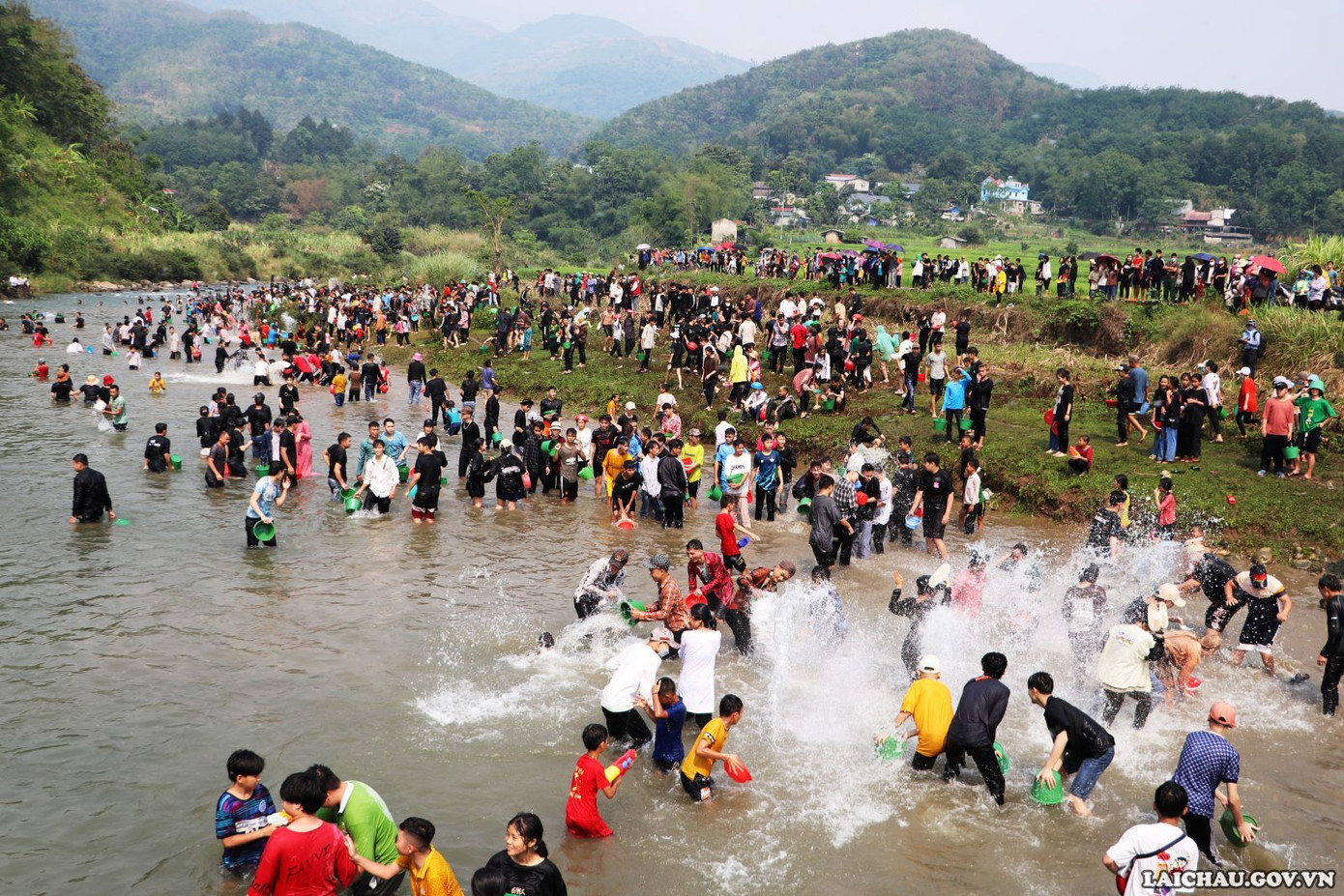 Nghi thức té nước tại lễ hội.