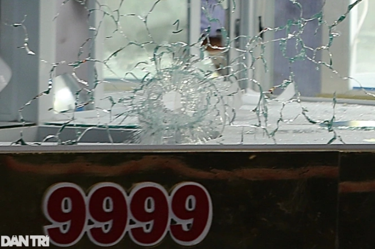 Một viên đạn xuyên qua lớp kính cường lực của tủ đựng vàng. Một viên đạn xuyên qua lớp kính cường lực của tủ đựng vàng.