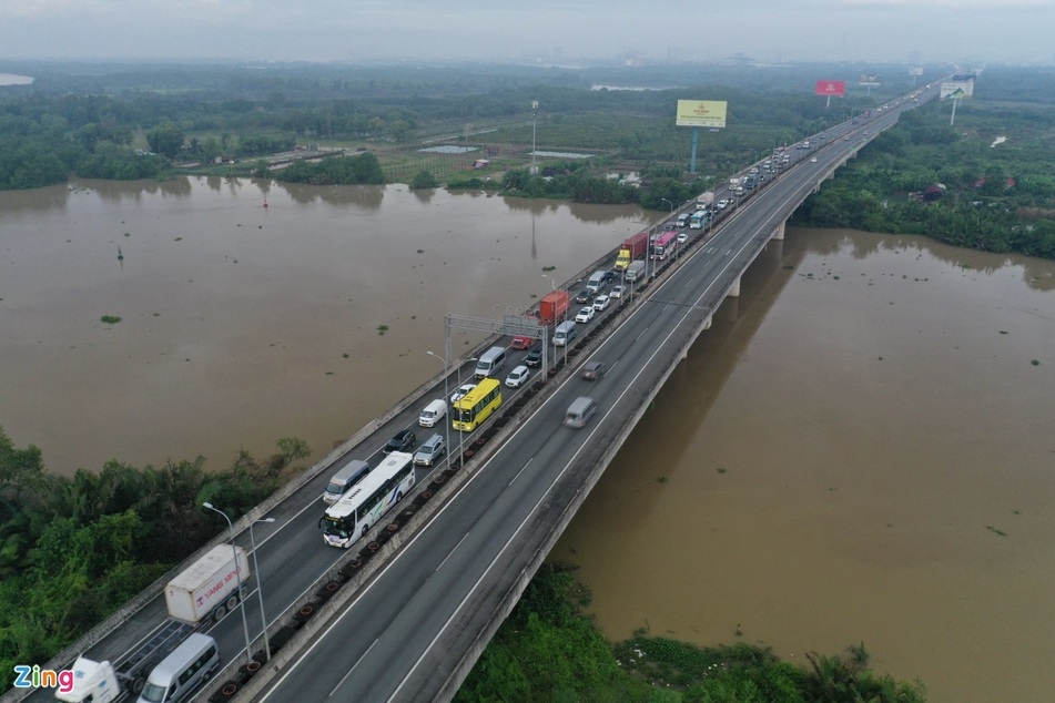 Trong khi tỷ lệ phương tiện sử dụng dịch vụ ETC tại cao tốc TPHCM - Long Thành - Dầu Giây những ngày qua rất thấp, chỉ đạt khoảng 37%, tình trạng ùn tắc tại đây đã được dự báo trước. Đến 6h, dòng xe trên cao tốc vẫn nhích chậm. Trong khi tỷ lệ phương tiện sử dụng dịch vụ ETC tại cao tốc TPHCM - Long Thành - Dầu Giây những ngày qua rất thấp, chỉ đạt khoảng 37%, tình trạng ùn tắc tại đây đã được dự báo trước. Đến 6h, dòng xe trên cao tốc vẫn nhích chậm.