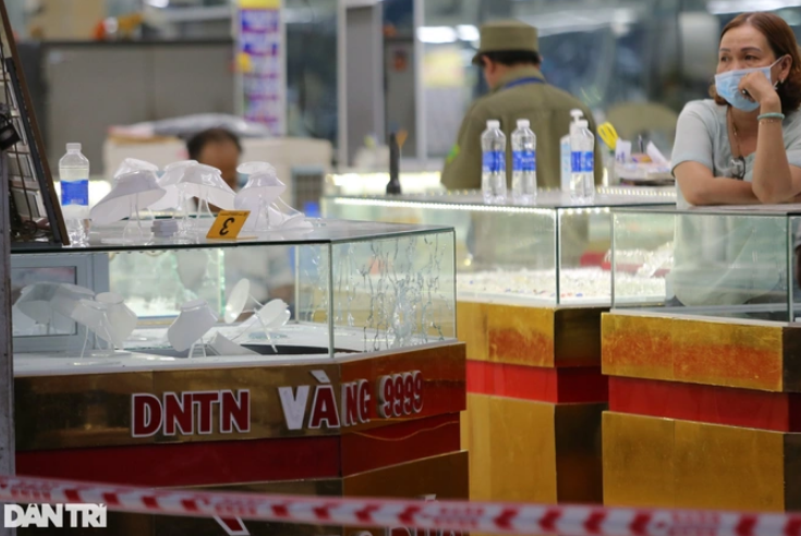 Kẻ cướp nổ súng thị uy, có phát đạn đã trúng tủ kính cường lực đựng vàng. Kẻ cướp nổ súng thị uy, có phát đạn đã trúng tủ kính cường lực đựng vàng.