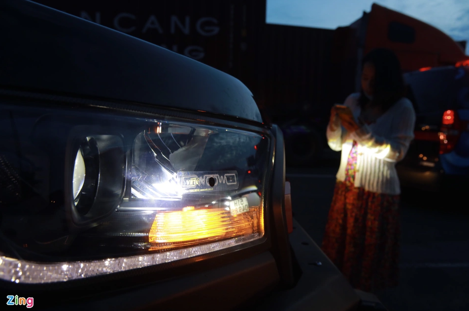 Chị Uyên cùng gia đình đi Vũng Tàu tranh thủ đi từ sáng sớm để tránh kẹt xe vì đã nắm được thông tin ngày đầu loại bỏ thu phí thủ công. "Do hôm nay gia đình mới có dịp đi chơi xa nên hôm nay tôi mới dán thẻ", chị Uyên nói. Chị Uyên cùng gia đình đi Vũng Tàu tranh thủ đi từ sáng sớm để tránh kẹt xe vì đã nắm được thông tin ngày đầu loại bỏ thu phí thủ công. "Do hôm nay gia đình mới có dịp đi chơi xa nên hôm nay tôi mới dán thẻ", chị Uyên nói.