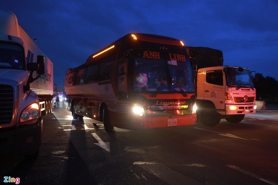 5h, một xe khách mang biển kiểm soát nước ngoài bị kẹt lại 30 phút do vướng thủ tục; Sau khi được các nhân viên hỗ trợ, xe này được qua trạm đúng quy định. 5h, một xe khách mang biển kiểm soát nước ngoài bị kẹt lại 30 phút do vướng thủ tục; Sau khi được các nhân viên hỗ trợ, xe này được qua trạm đúng quy định.