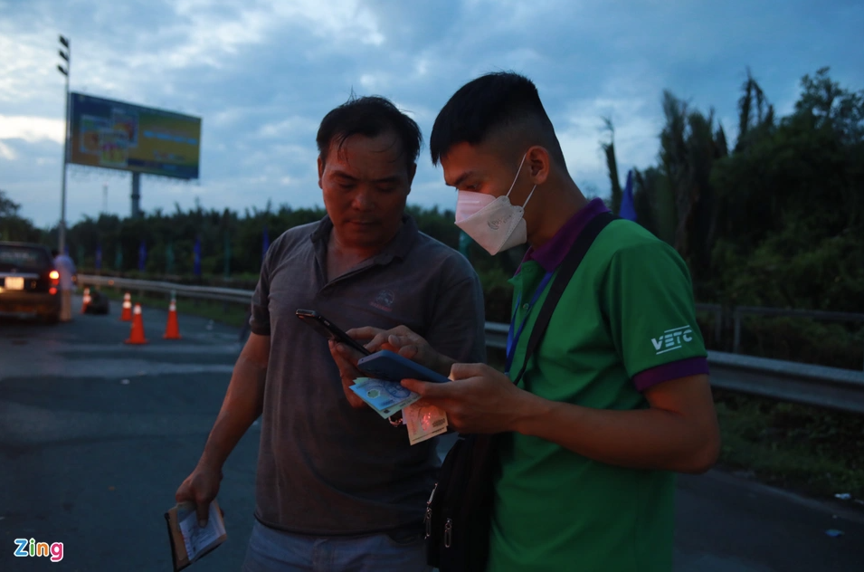 Trung bình mỗi phương tiện mất khoảng 15 phút để hoàn tất việc dán thẻ ETC. Trung bình mỗi phương tiện mất khoảng 15 phút để hoàn tất việc dán thẻ ETC.