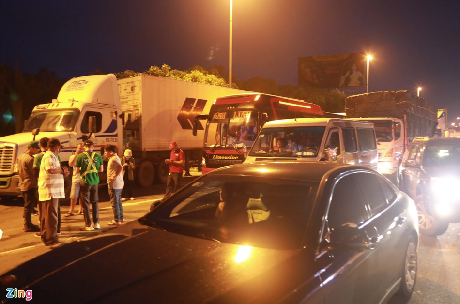 5h, một xe khách mang biển kiểm soát nước ngoài bị kẹt lại 30 phút do vướng thủ tục; Sau khi được các nhân viên hỗ trợ, xe này được qua trạm đúng quy định. 5h, một xe khách mang biển kiểm soát nước ngoài bị kẹt lại 30 phút do vướng thủ tục; Sau khi được các nhân viên hỗ trợ, xe này được qua trạm đúng quy định.