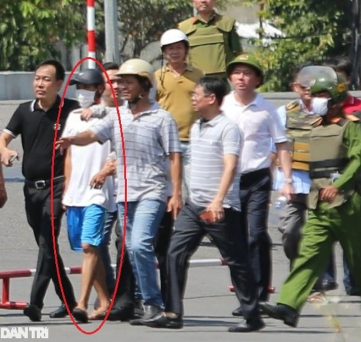 Nghi phạm Ngô Văn Quốc được công an áp giải rời khỏi hiện trường. Nghi phạm Ngô Văn Quốc được công an áp giải rời khỏi hiện trường.