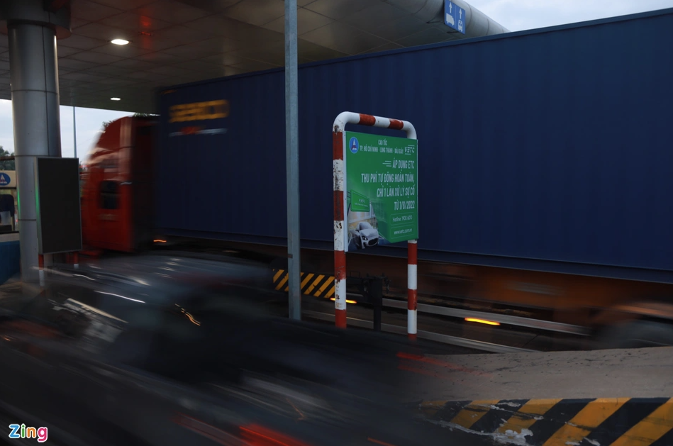 Bình quân mỗi ôtô, xe tải mất 5 phút để qua khỏi trạm thu phí đối với trường hợp chưa dán thẻ, phải dừng lại. Bình quân mỗi ôtô, xe tải mất 5 phút để qua khỏi trạm thu phí đối với trường hợp chưa dán thẻ, phải dừng lại.