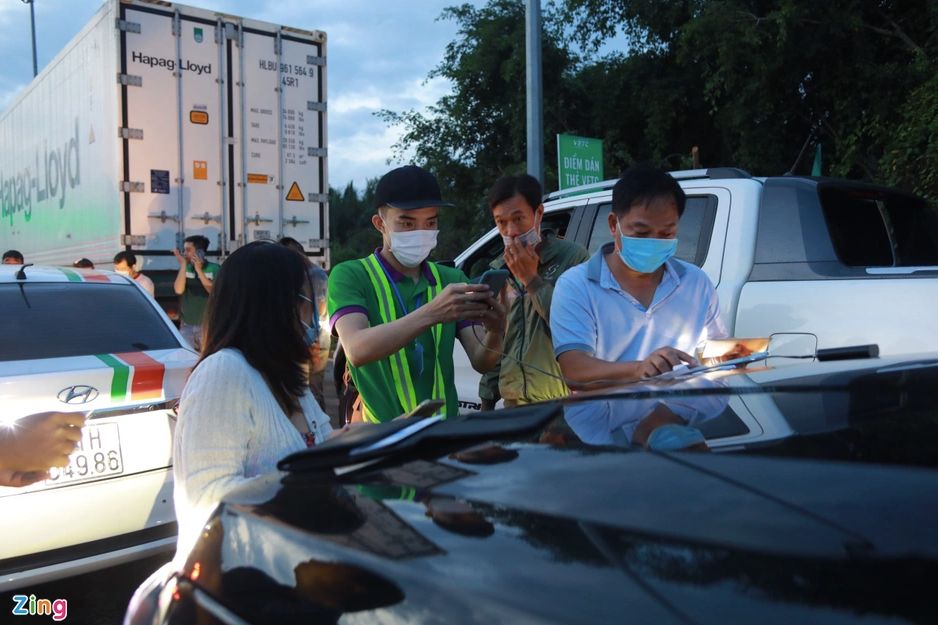 Anh Cả, nhân viên dán thẻ ETC tại trạm Long Phước cho biết hiện tại vẫn còn khoảng 30-40% xe đi lên cao tốc chưa dán thẻ ETC. "Từ 22h đêm trước, đội dán thẻ của tôi khoảng 7-8 nhân viên đã hỗ trợ dán gần 200 chiếc xe", nhân viên này nói. Anh Cả, nhân viên dán thẻ ETC tại trạm Long Phước cho biết hiện tại vẫn còn khoảng 30-40% xe đi lên cao tốc chưa dán thẻ ETC. "Từ 22h đêm trước, đội dán thẻ của tôi khoảng 7-8 nhân viên đã hỗ trợ dán gần 200 chiếc xe", nhân viên này nói.