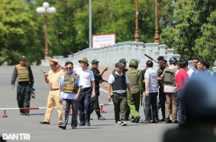 Hàng trăm công an được trang bị áo giáp, vũ khí tham gia vây bắt đối tượng dùng súng cướp tiệm vàng tại chợ Đông Ba. Hàng trăm công an được trang bị áo giáp, vũ khí tham gia vây bắt đối tượng dùng súng cướp tiệm vàng tại chợ Đông Ba.