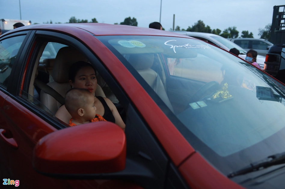 Gia đình chị Mai thuê xe tự lái từ Vĩnh Long đi Vũng Tàu. Người phụ nữ cho hay bị kẹt lại ở trạm thu phí do xe của phía công ty cho thuê dán thẻ epass. "Nếu không thể sang trạm có thể tôi phải quay đầu xe tìm hướng khác", chị Mai sốt ruột. Gia đình chị Mai thuê xe tự lái từ Vĩnh Long đi Vũng Tàu. Người phụ nữ cho hay bị kẹt lại ở trạm thu phí do xe của phía công ty cho thuê dán thẻ epass. "Nếu không thể sang trạm có thể tôi phải quay đầu xe tìm hướng khác", chị Mai sốt ruột.