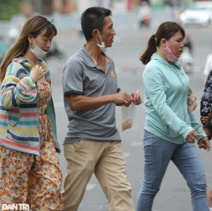 Người dân nhặt được vàng trên đường phố mang đến giao nộp cho cơ quan công an. Người dân nhặt được vàng trên đường phố mang đến giao nộp cho cơ quan công an.