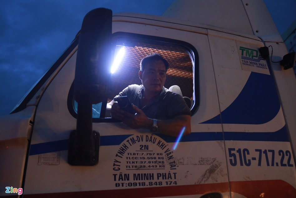 Anh Nguyễn Hoàng Vũ, nhân viên chở hàng trái cây từ Thạnh Hóa - Long An lên Lâm Đồng. "Tôi có nắm thông tin nhưng bận bốc dỡ hàng hóa nên không có thời gian dán thẻ", anh Vũ nói lý do "nước đến chân mới nhảy". Anh Nguyễn Hoàng Vũ, nhân viên chở hàng trái cây từ Thạnh Hóa - Long An lên Lâm Đồng. "Tôi có nắm thông tin nhưng bận bốc dỡ hàng hóa nên không có thời gian dán thẻ", anh Vũ nói lý do "nước đến chân mới nhảy".