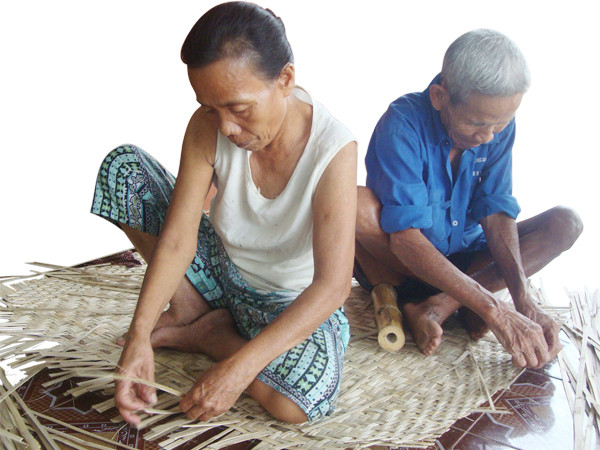 Ông bà Mẳn hiền lành kiếm sống bằng nghề truyền thống đan lát