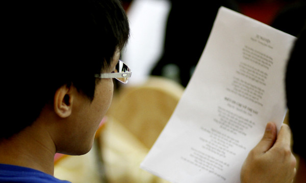 Cầm giấy có ghi lời bài hát cho những khúc ca mới