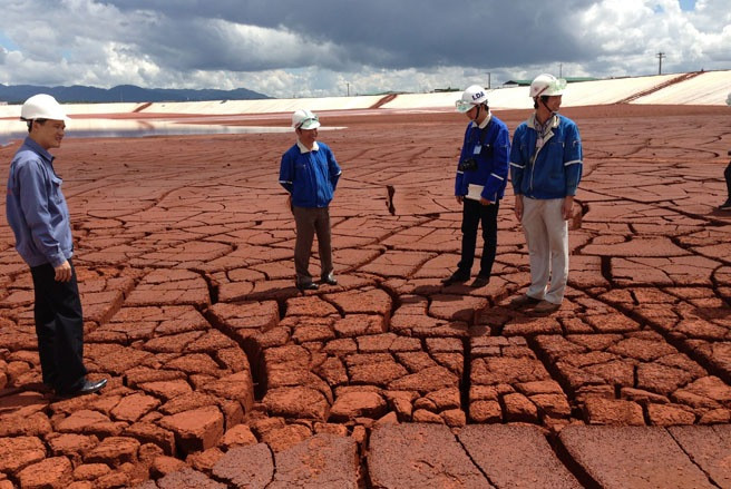 Trên khu vực bùn đỏ, có thể đi lại khá dễ dàng