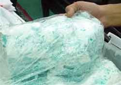 Sản xuất bao bì nhựa tự hủy trong nhà máy ở Khu công nghiệp Tân Bình (TP.HCM) Bao bì nhựa tự phân hủy được đóng lại thành cuộn để giao khách hàng Mẫu bao nhựa tự phân hủy do Thương xá Tax đặt hàng với công ty ALTA Bao bì nhựa có thể rã thành bột mịn.