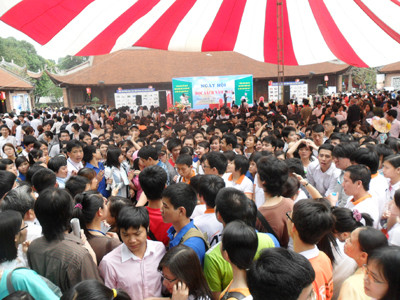 Ngày hội đọc sách tại Văn Miếu - Quốc Tử Giám thu hút đông đảo bạn trẻ